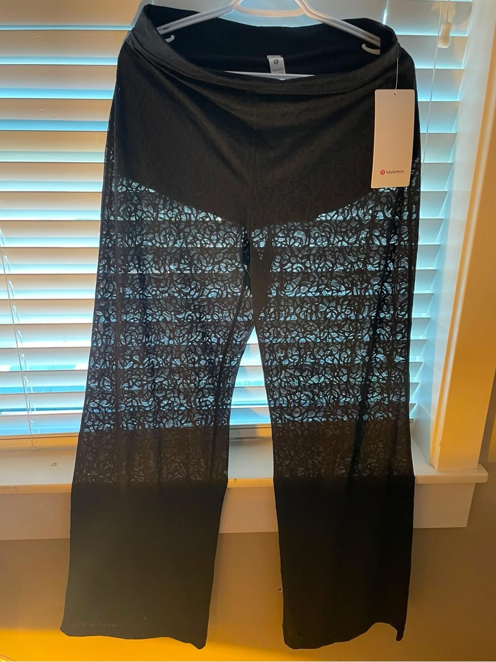Lululemon Black Lace Overlay Yoga Pants size large fits 8-12 best for 10